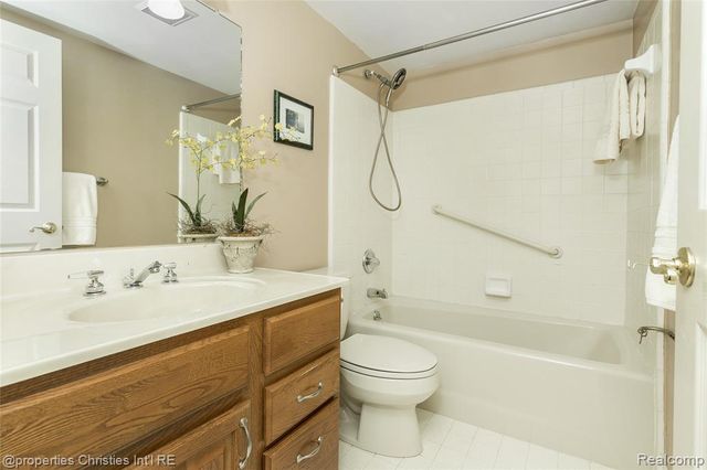 19710 W 13 Mile Road 101, Beverly Hills, MI 48025