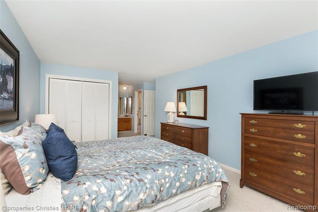 19710 W 13 Mile Road 101, Beverly Hills, MI 48025