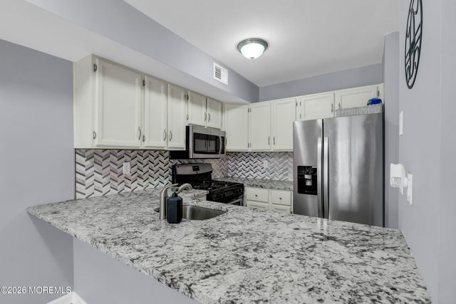 37 Queens Way, Englishtown, NJ 07726