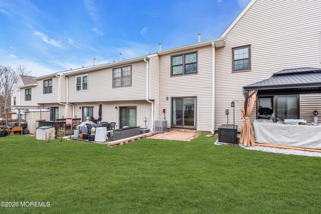 37 Queens Way, Englishtown, NJ 07726