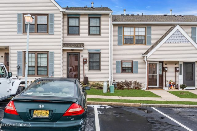 37 Queens Way, Englishtown, NJ 07726