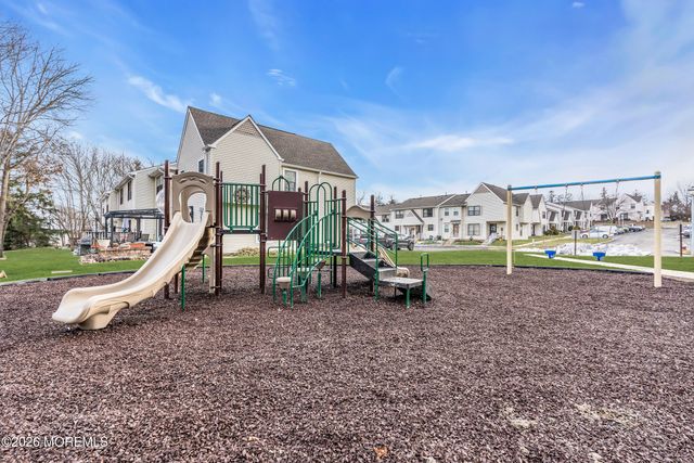 37 Queens Way, Englishtown, NJ 07726