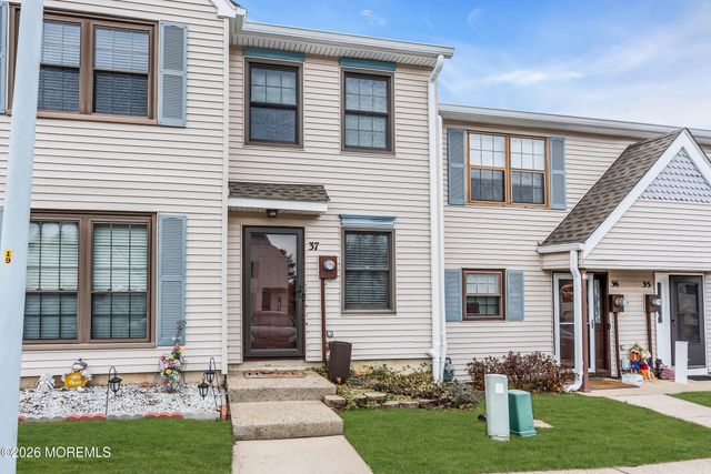 37 Queens Way, Englishtown, NJ 07726