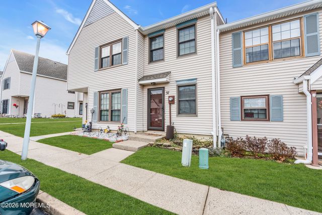 37 Queens Way, Englishtown, NJ 07726