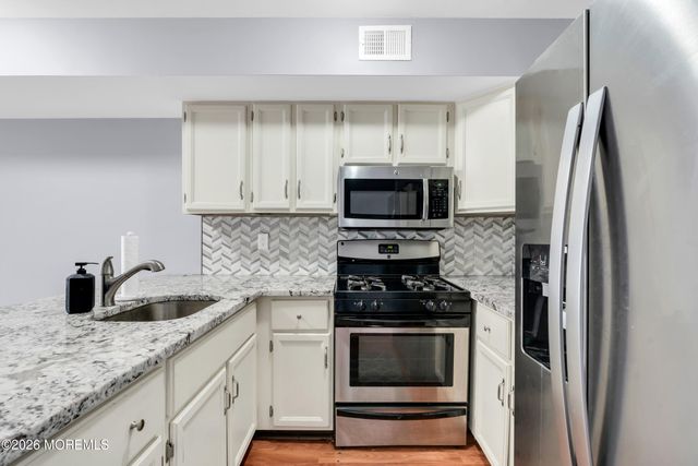 37 Queens Way, Englishtown, NJ 07726