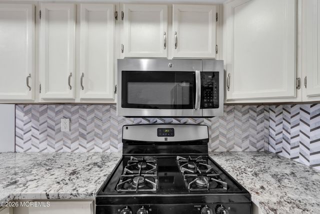 37 Queens Way, Englishtown, NJ 07726