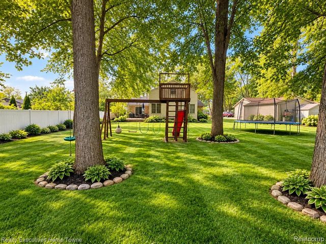 27161 Ponchartrain Street, Harrison Twp, MI 48045