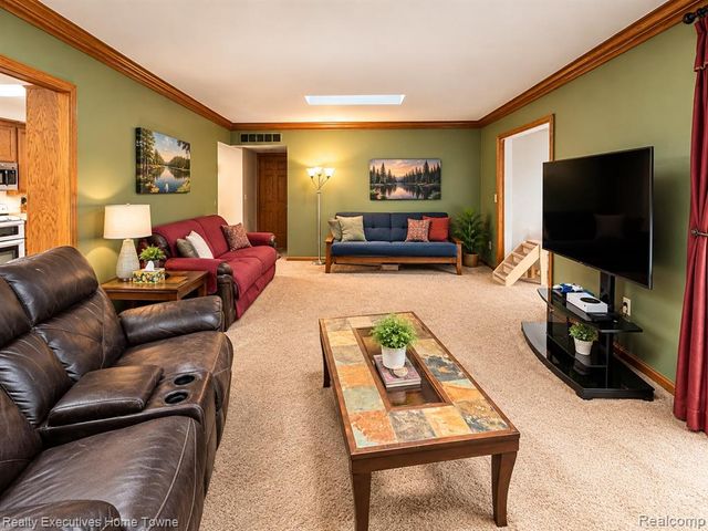 27161 Ponchartrain Street, Harrison Twp, MI 48045