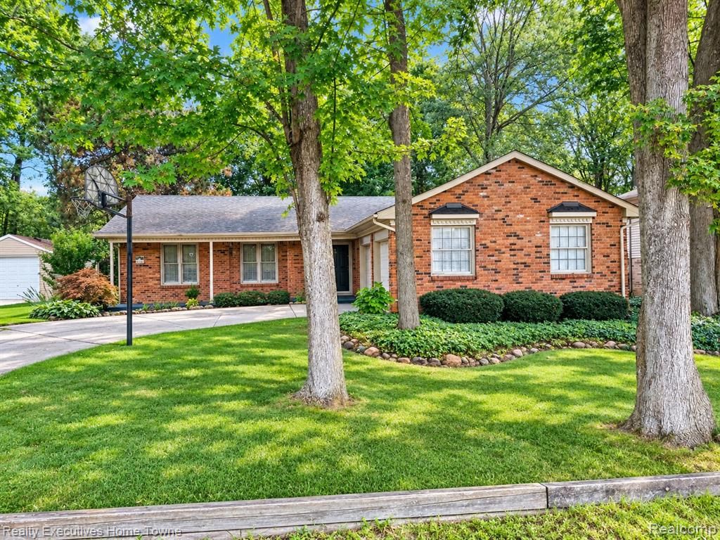 27161 Ponchartrain Street, Harrison Twp, MI 48045