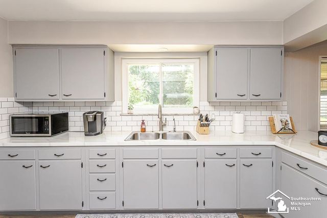 9804 Pamela Street, Temperance, MI 48182