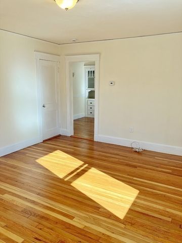 32 Saint Anns Rd 1R, Quincy, MA 02170