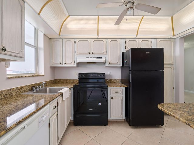 104 Paradise Harbour Boulevard 402, North Palm Beach, FL 33408