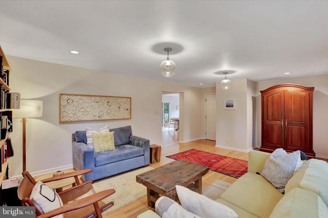 10 CRESTVIEW DR, Hopewell, NJ 08525