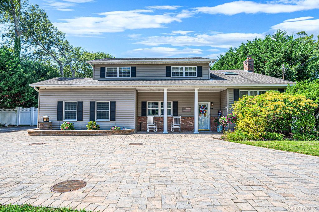 136 Vanderbilt Boulevard, Oakdale, NY 11769 — exterior