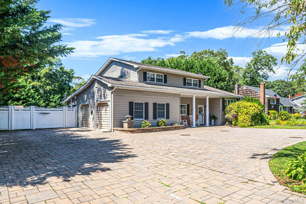 136 Vanderbilt Boulevard, Oakdale, NY 11769 — photo 2