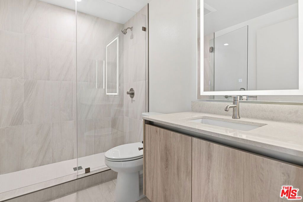 Image 11 of property listing at 2523 S Orange Drive, Los Angeles, CA 90016