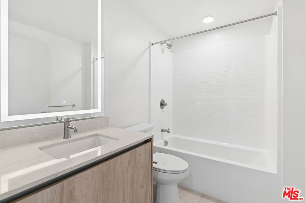 Image 13 of property listing at 2523 S Orange Drive, Los Angeles, CA 90016