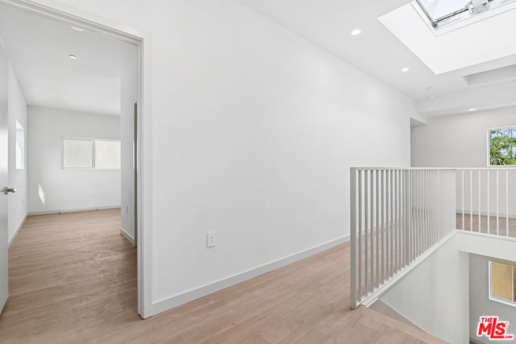 Image 17 of property listing at 2523 S Orange Drive, Los Angeles, CA 90016