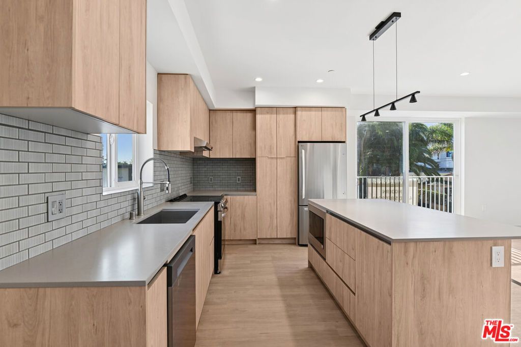 Image 2 of property listing at 2523 S Orange Drive, Los Angeles, CA 90016