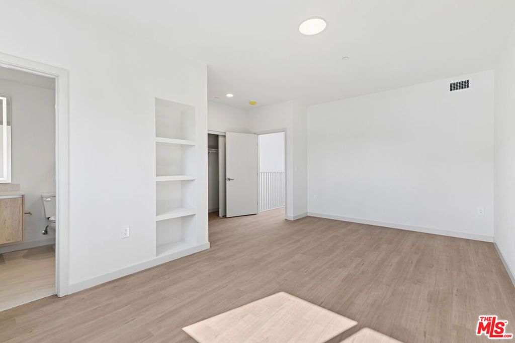 Image 26 of property listing at 2523 S Orange Drive, Los Angeles, CA 90016