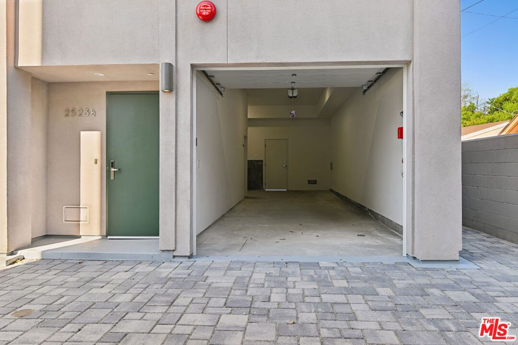 Image 28 of property listing at 2523 S Orange Drive, Los Angeles, CA 90016