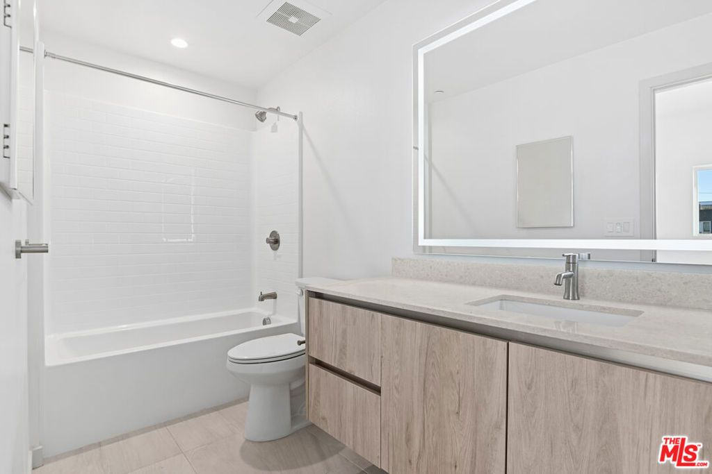 Image 9 of property listing at 2523 S Orange Drive, Los Angeles, CA 90016