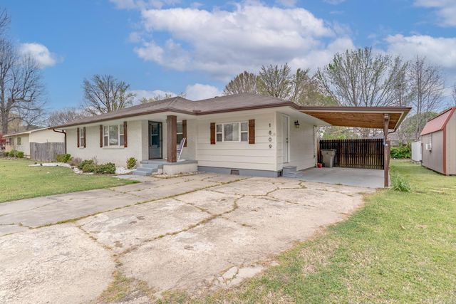 1809 Woodland Dr, Paragould, AR 72450