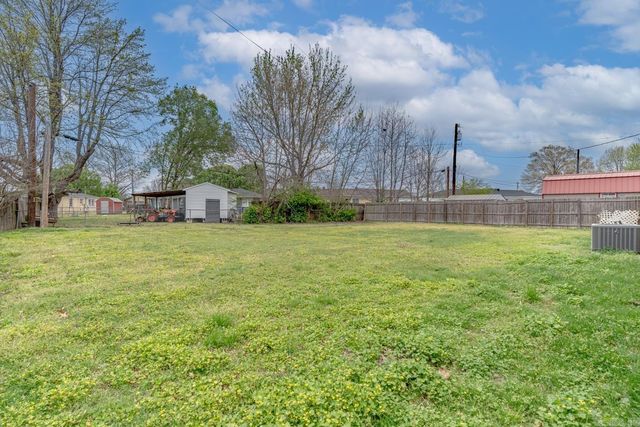 1809 Woodland Dr, Paragould, AR 72450