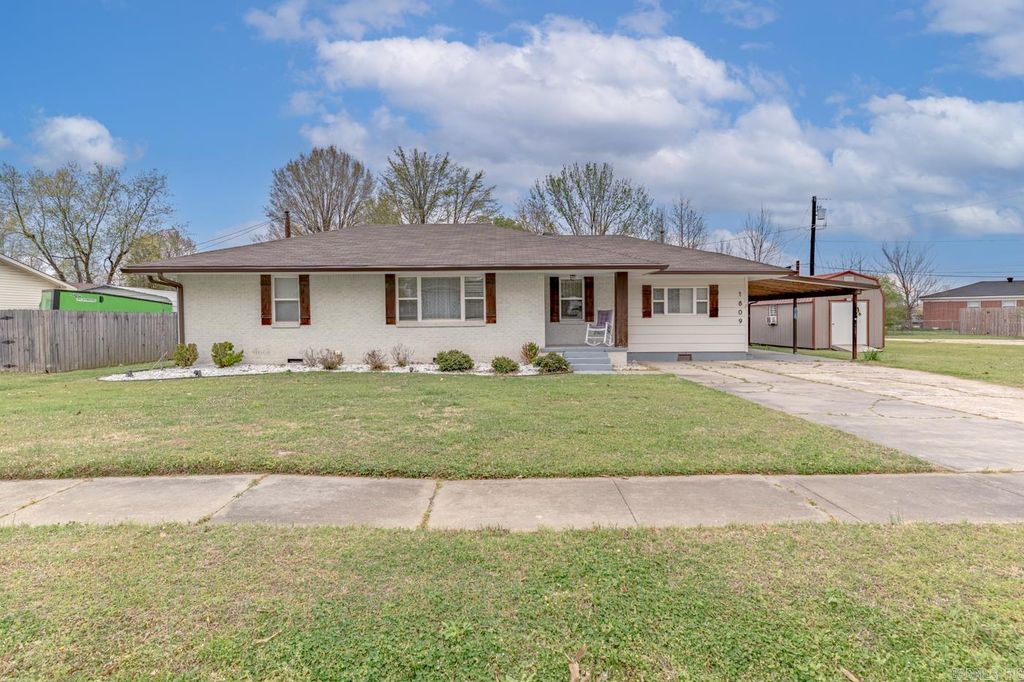 1809 Woodland Dr, Paragould, AR 72450