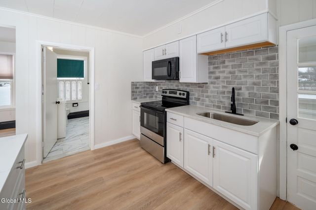 10 Ferrara Avenue, Colonie, NY 12304