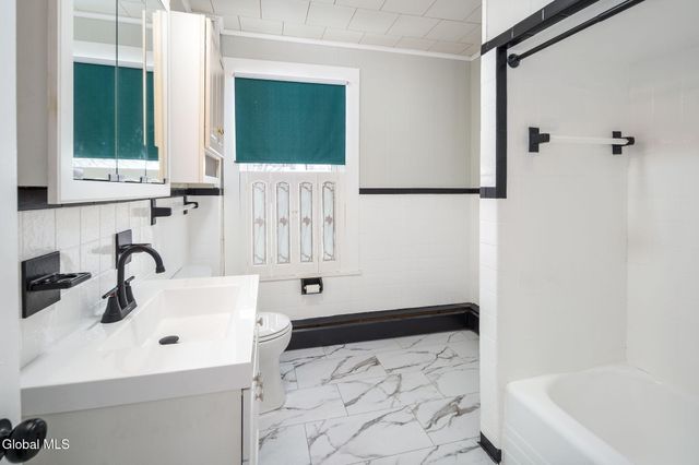 10 Ferrara Avenue, Colonie, NY 12304