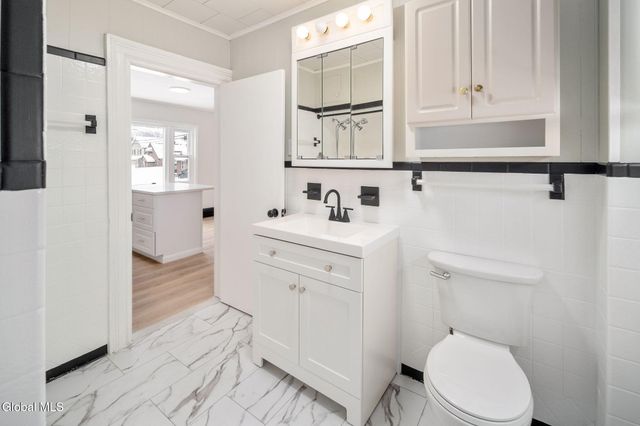 10 Ferrara Avenue, Colonie, NY 12304