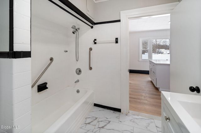 10 Ferrara Avenue, Colonie, NY 12304