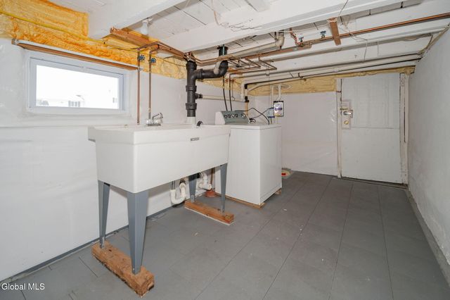 10 Ferrara Avenue, Colonie, NY 12304