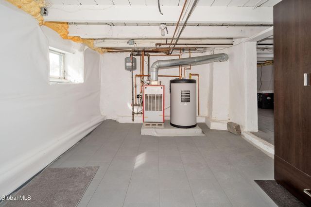 10 Ferrara Avenue, Colonie, NY 12304