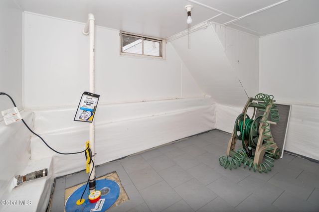 10 Ferrara Avenue, Colonie, NY 12304