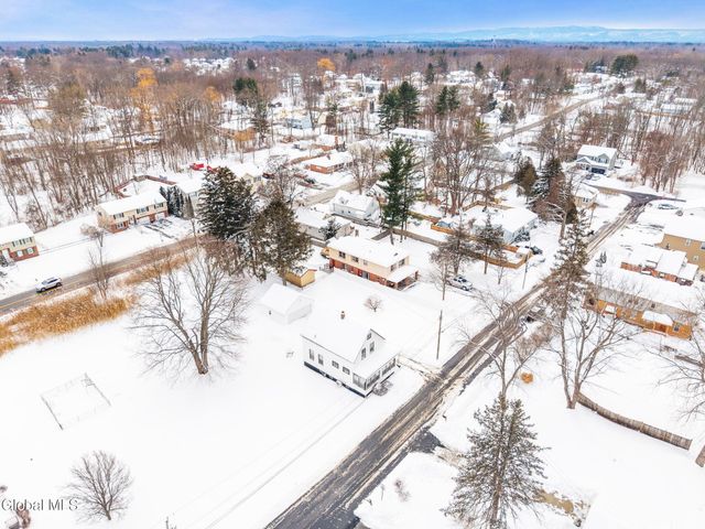 10 Ferrara Avenue, Colonie, NY 12304