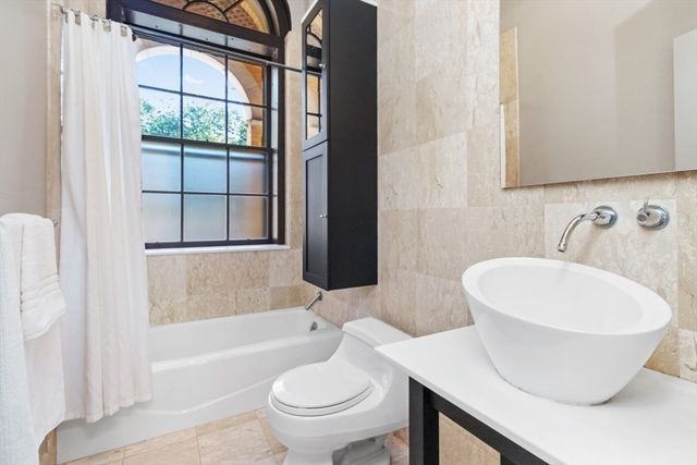 60 W Glen Rd 101, Brookline, MA 02445