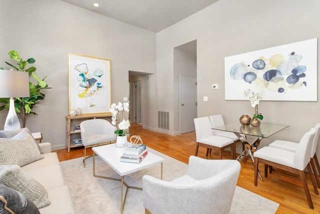 60 W Glen Rd 101, Brookline, MA 02445