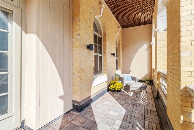 60 W Glen Rd 101, Brookline, MA 02445