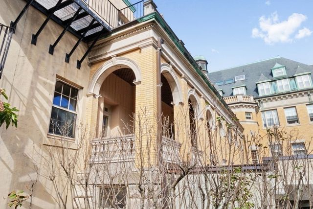 60 W Glen Rd 101, Brookline, MA 02445