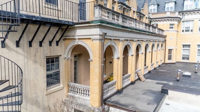 60 W Glen Rd 101, Brookline, MA 02445