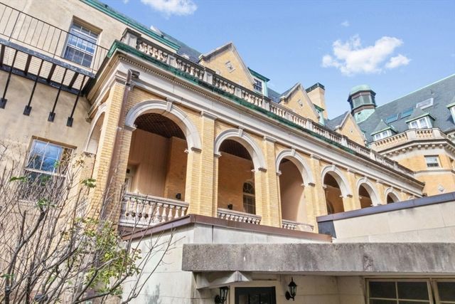 60 W Glen Rd 101, Brookline, MA 02445