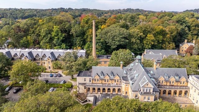 60 W Glen Rd 101, Brookline, MA 02445