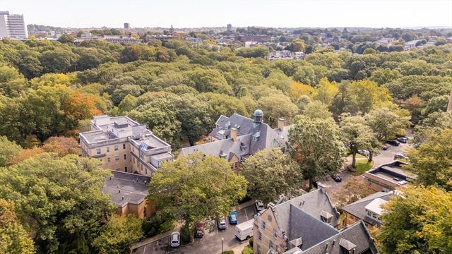 60 W Glen Rd 101, Brookline, MA 02445