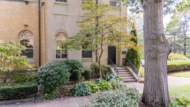 60 W Glen Rd 101, Brookline, MA 02445