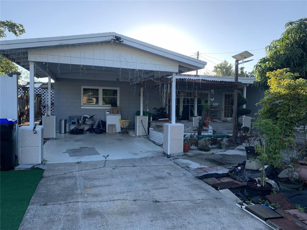 Image 2 of property listing at 6313 WILLOW OAK LANE, Orlando, FL 32809