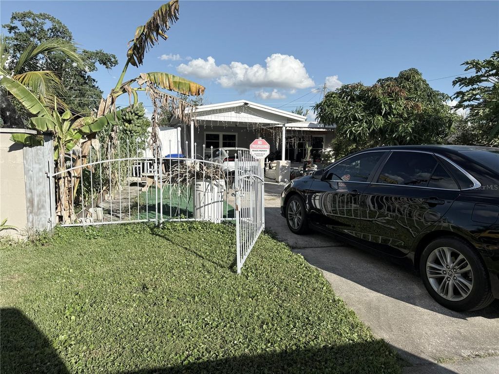 Image 3 of property listing at 6313 WILLOW OAK LANE, Orlando, FL 32809