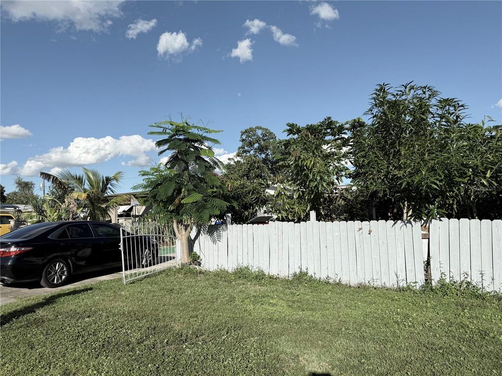 Image 10 of property listing at 6313 WILLOW OAK LANE, Orlando, FL 32809