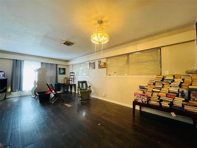 1747 W 10th Street, Freeport, TX 77541